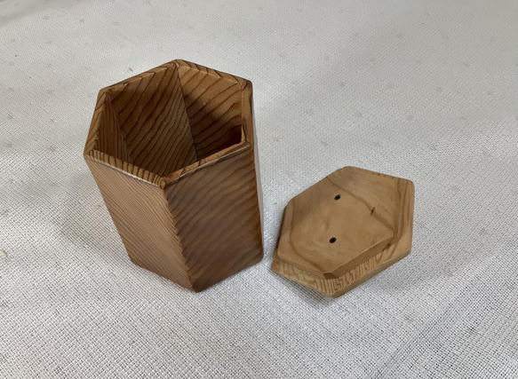 天然木　青森杉　六角形　蓋付き　小さなゴミ箱　一点物　手造り 3枚目の画像