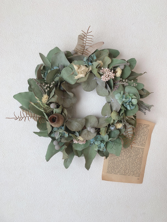 ドライフラワー 多種類のユーカリに優しい色の花材のリース リース 葉