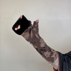 もふもふ着物アームウォーマー ロング【 ブラウン×ブラック×花柄 】アームカバー Mサイズ・る壺・秋冬の指先防寒対策に➕ 4枚目の画像