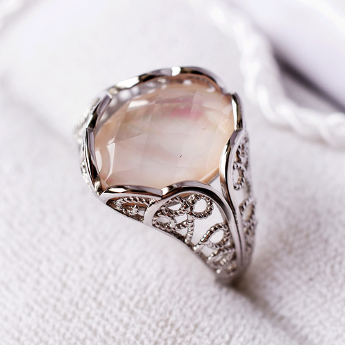 ピンクシェル×クリスタル指輪、リング：蝶貝、水晶：透かし装飾