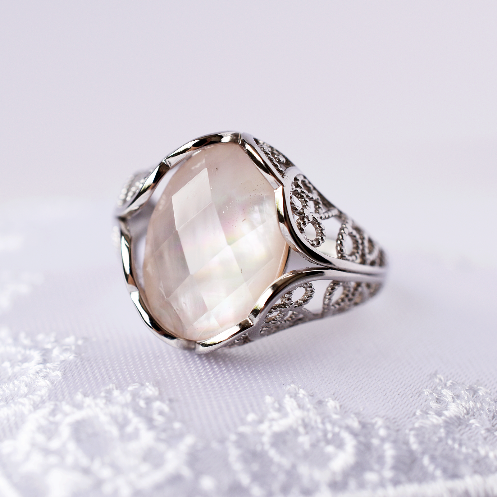 ピンクシェル×クリスタル指輪、リング：蝶貝、水晶：透かし装飾 ...