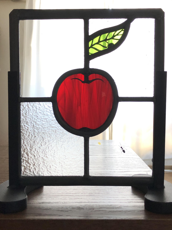りんごのステンドグラスーアリつき 1枚目の画像