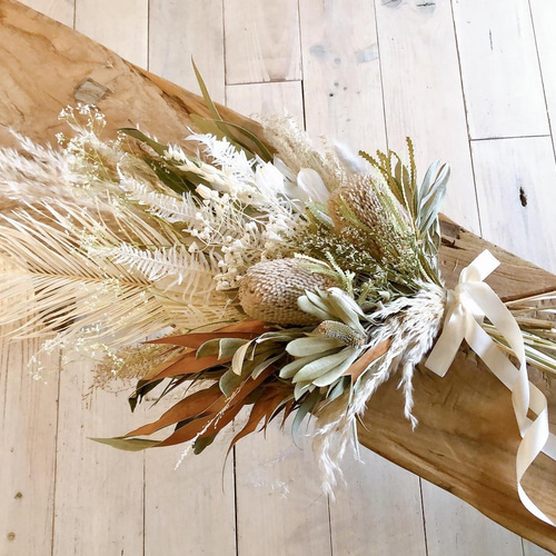 パンパスグラスとプルモサムのナチュラル色したネイティブスワッグ パンパスグラスとプルモサムのナチュラル色したネイティブスワッグ