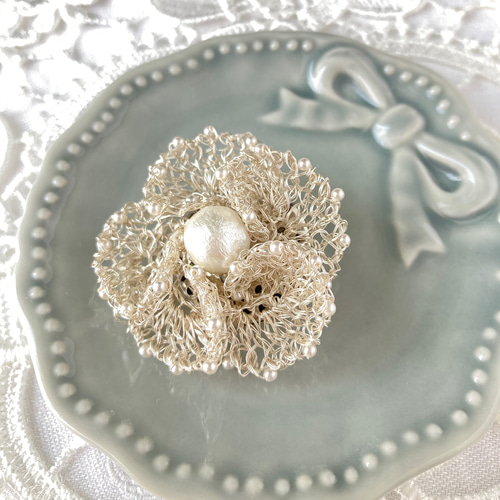 ブローチ 花 シルバー ワイヤーレース パール パールビーズ コットン