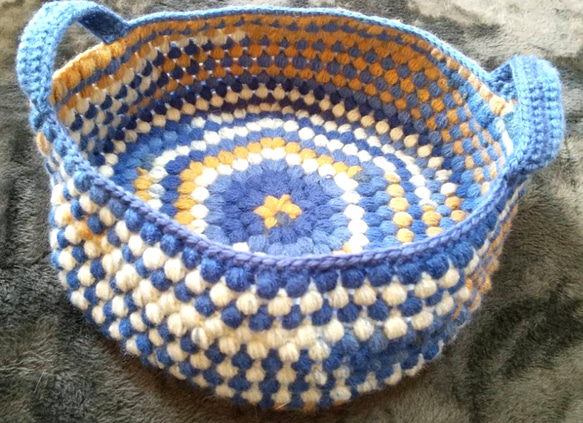 手編み 暖か ペットベッドSSサイズ ブルー取っ手付き 3枚目の画像
