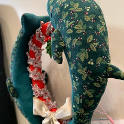 イルカのぬいぐるみがデザインされたクリスマスリース。ユニークな１点もの 3枚目の画像