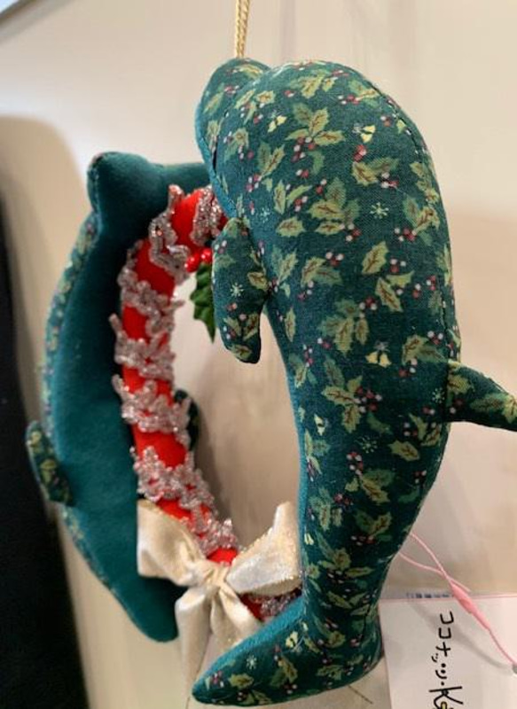 イルカのぬいぐるみがデザインされたクリスマスリース。ユニークな１点もの 3枚目の画像