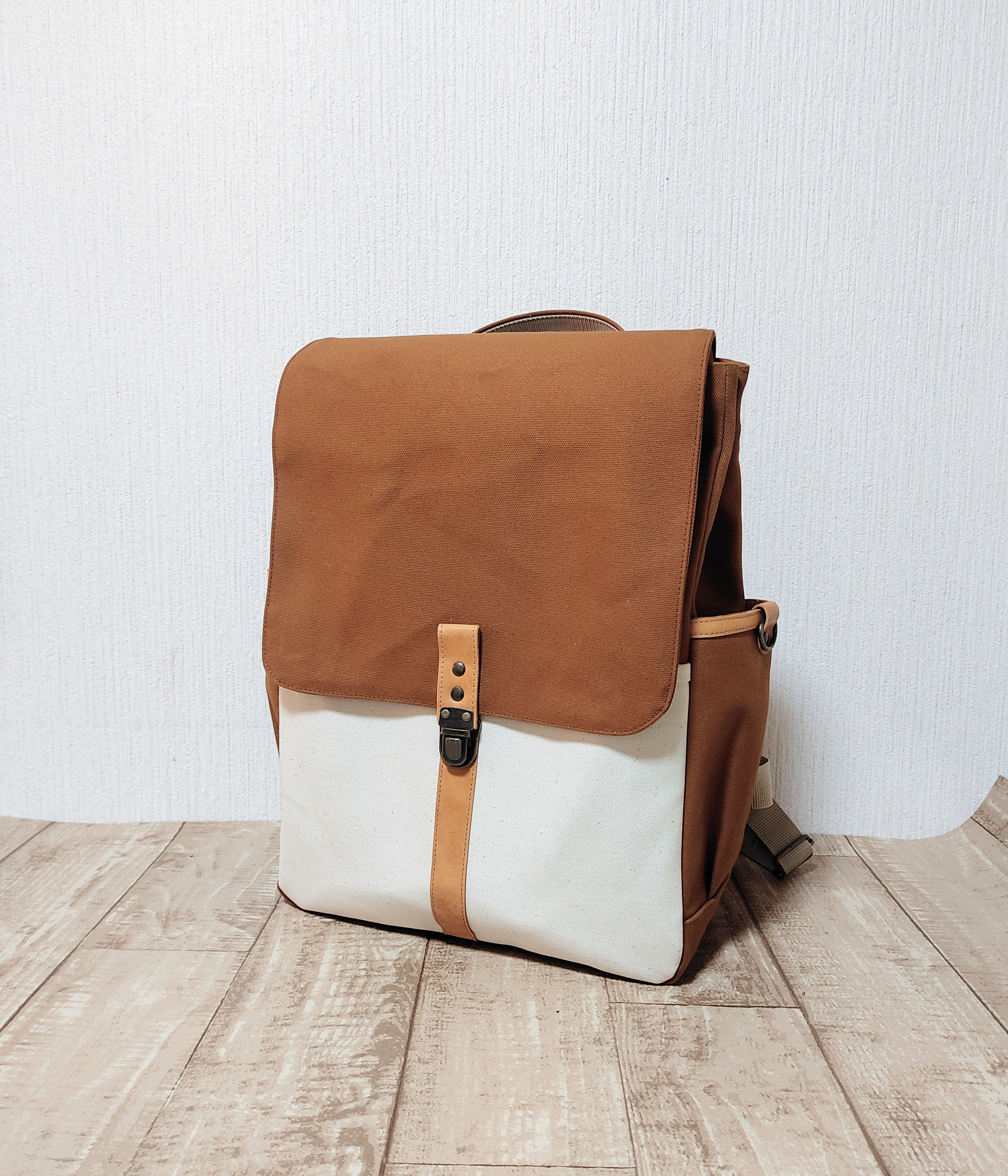 帆布シンプルリュック通勤通学A4対応(キャメル×キナリ)