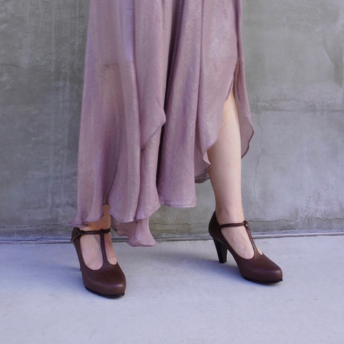 クラシカルな万能Tストラップパンプス ブラック・マロンブラウン21.5