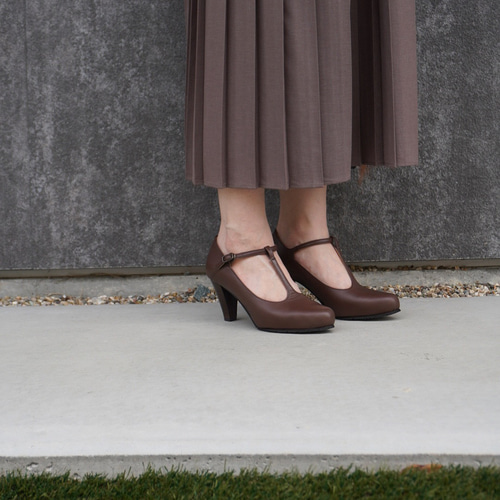 クラシカルな万能Tストラップパンプス ブラック・マロンブラウン21.5