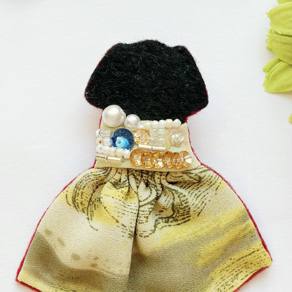 一点物【せなかいぬブローチ】レモンティーワンピースのわんちゃん（犬・フェルト・ビーズ・パール・刺繍・春・入園入学） 2枚目の画像