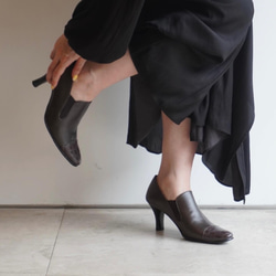 限時特惠！棕灰色真皮鱷魚皮短靴，側邊鬆緊帶設計，完美貼合。 第11張的照片