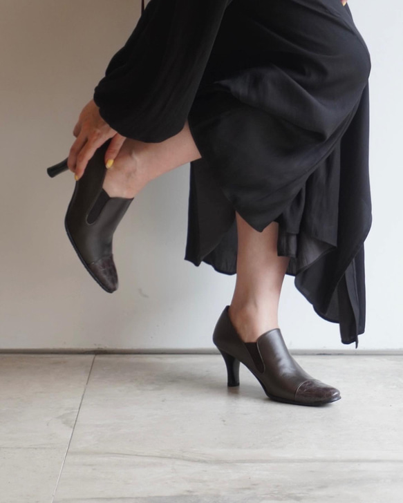 限時特惠！棕灰色真皮鱷魚皮短靴，側邊鬆緊帶設計，完美貼合。 第11張的照片