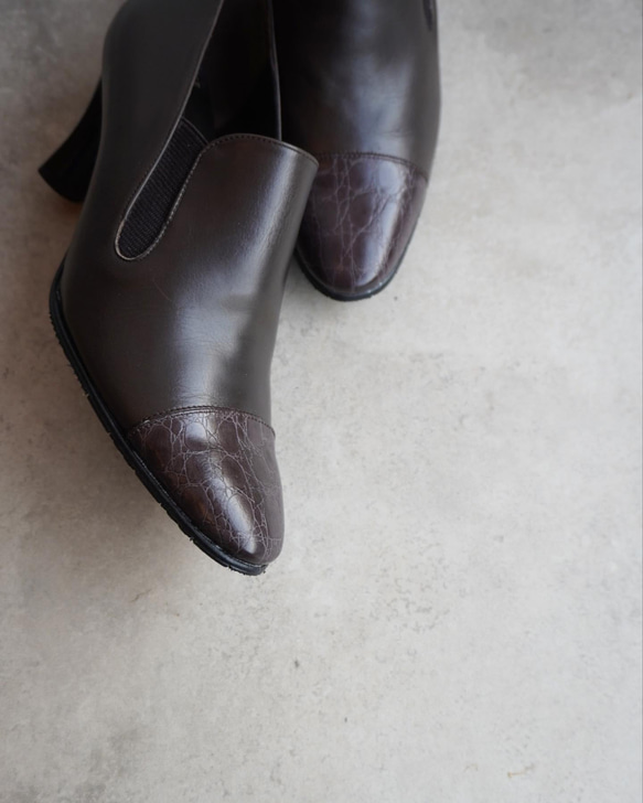 限時特惠！棕灰色真皮鱷魚皮短靴，側邊鬆緊帶設計，完美貼合。 第3張的照片