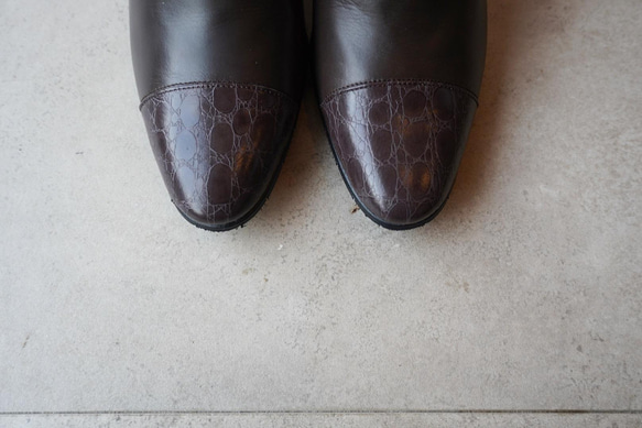 限時特惠！棕灰色真皮鱷魚皮短靴，側邊鬆緊帶設計，完美貼合。 第8張的照片