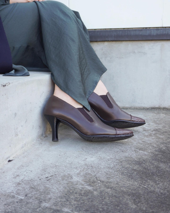 限時特惠！棕灰色真皮鱷魚皮短靴，側邊鬆緊帶設計，完美貼合。 第9張的照片