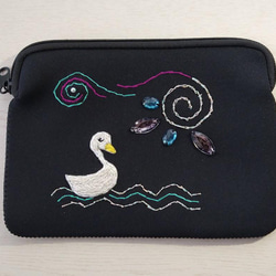 白鳥の手刺繡タブレットケース 1枚目の画像