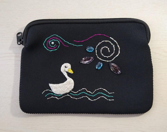 白鳥の手刺繡タブレットケース 1枚目の画像