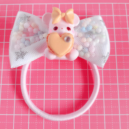 売れ筋がひ新作！ レジン ブローチ可愛い女の子とクマちゃんNo.6