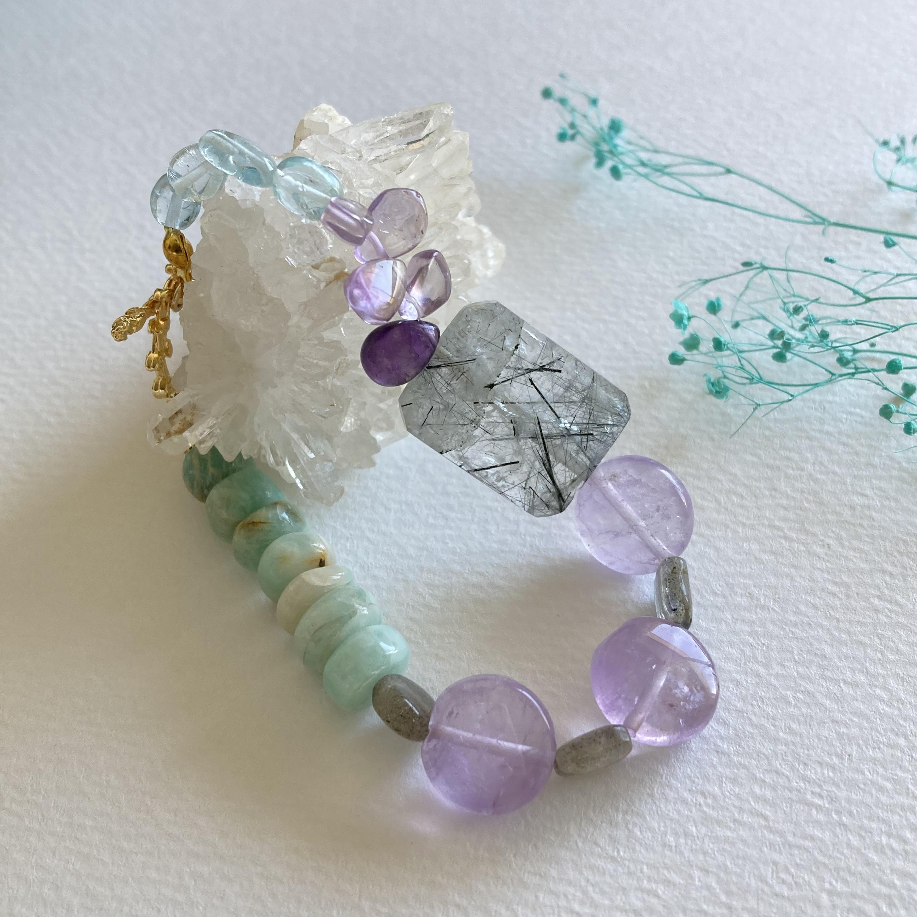 アマゾナイト　ブラックルチルクォーツ　ラブラドライト　アメジストのアシンメトリーブレスレット