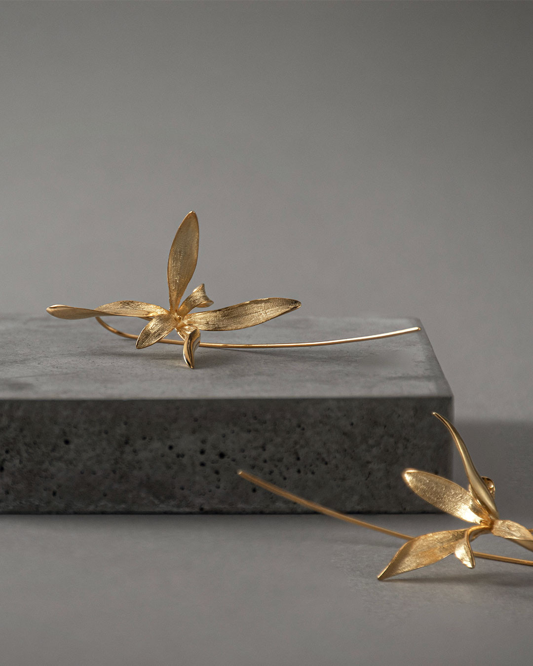 〔K18YGP〕蘭 フックピアス