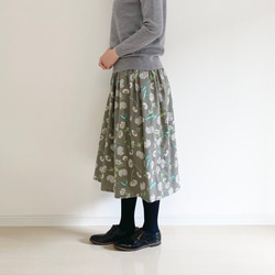 ♦︎特集掲載♦︎ボタニカルフラワー　ソフト素材ギャザースカート  グレー 2枚目の画像