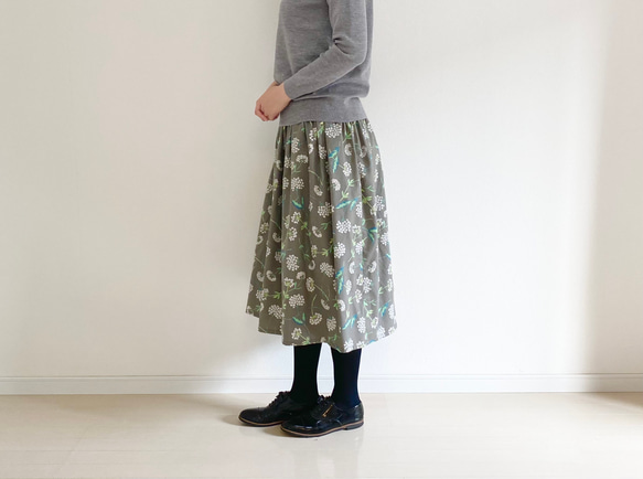 ♦︎特集掲載♦︎ボタニカルフラワー　ソフト素材ギャザースカート  グレー 2枚目の画像