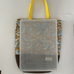 水色鳥、桃色木の実　A4 トートバッグ　　タッセル付き　焦茶切替 10枚目の画像