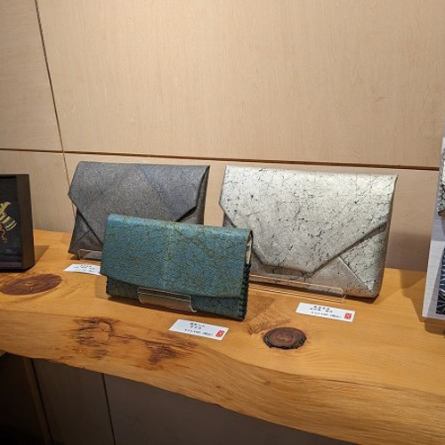 金彩工芸 焼箔黒箔 燻銀箔 真綿箔仕上げ 正絹紬紺地製 「数寄屋袋