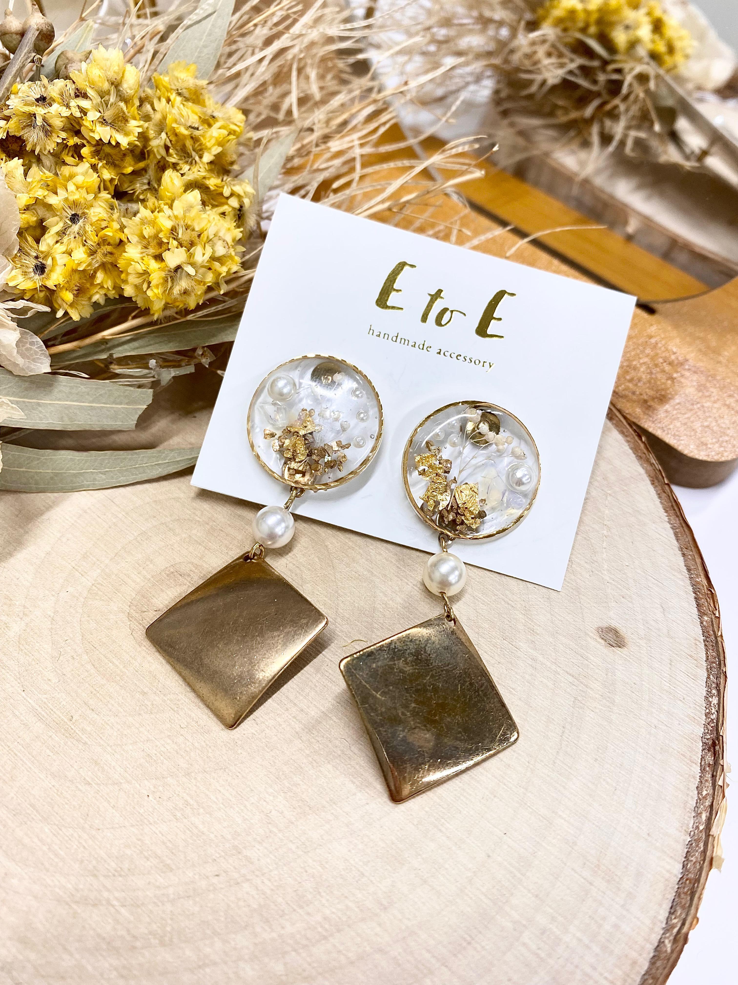 揺れるレジンピアス 金箔 ドライフラワー 可愛い ゴールド