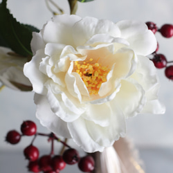 【レッドベリーの木と白椿】｜アーティフィシャルフラワー 花瓶アレンジ| 冬｜ギフト・インテリア雑貨 11枚目の画像