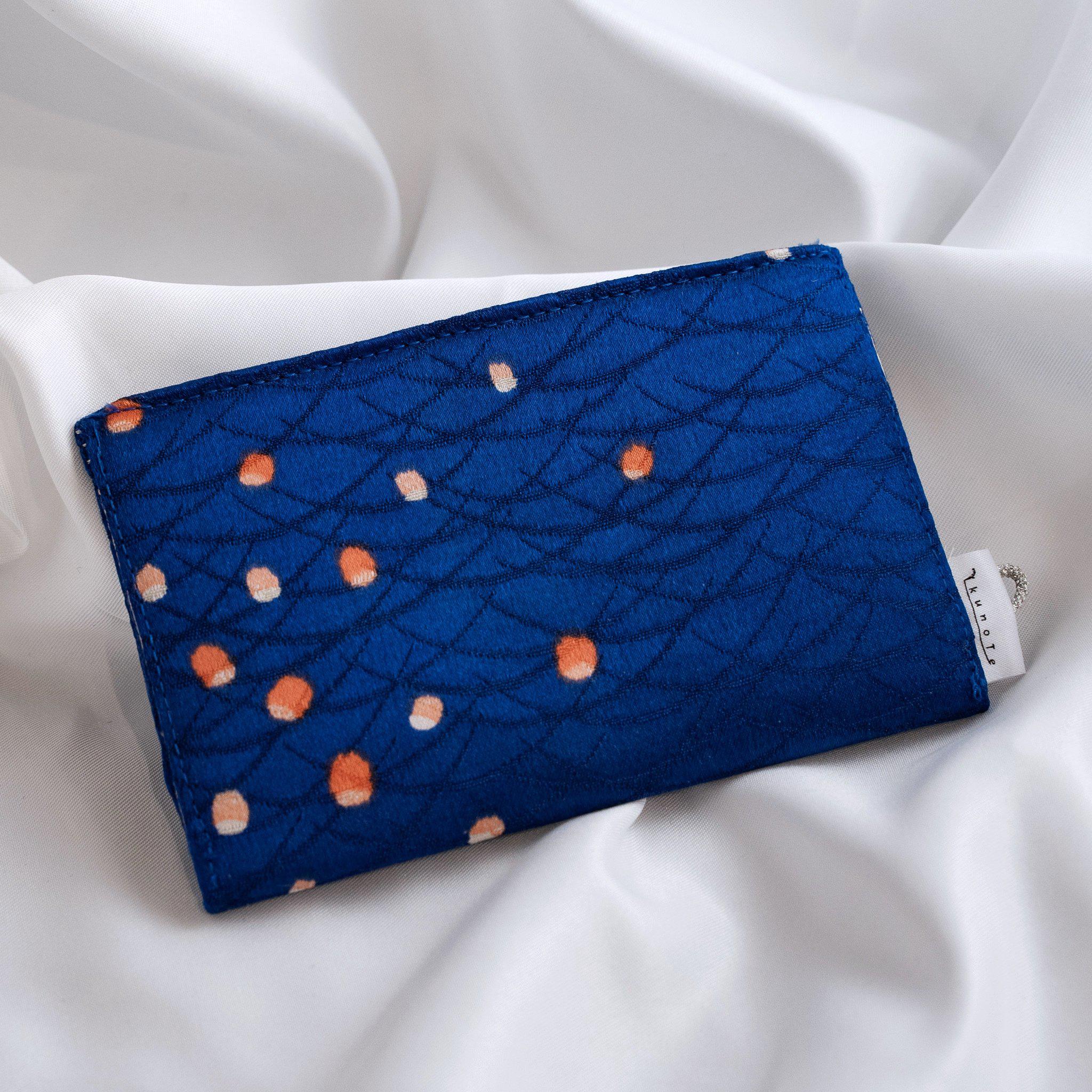 着物生地カードケース(配色ドット模様紺系) 4,488円