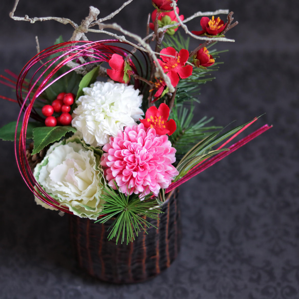お正月★ピンポンマムと葉牡丹のミニアレンジ～黒花器 3枚目の画像