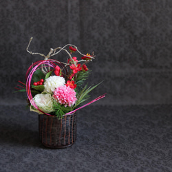 お正月☆ピンポンマムと葉牡丹のミニアレンジ～黒花器 アートフラワー