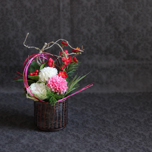 お正月★ピンポンマムと葉牡丹のミニアレンジ～黒花器 1枚目の画像