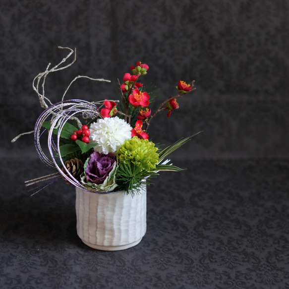 お正月☆ピンポンマムと葉牡丹のミニアレンジ～白花器 アートフラワー