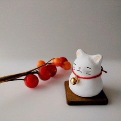 素焼きの“福猫だるま”(白） 2枚目の画像