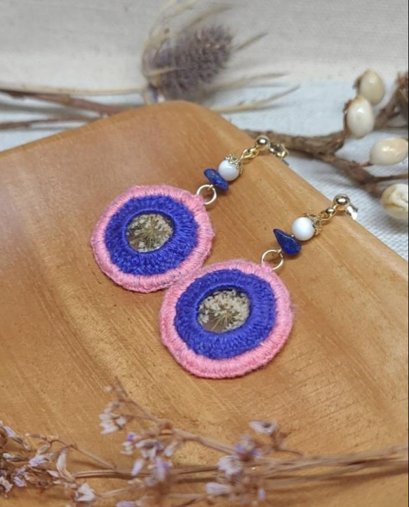 マザーオブパールの花ピアス ラピスラズリ 天然石】押し花ミラー刺繍のピアス ラピスラズリとマザーオブパール
