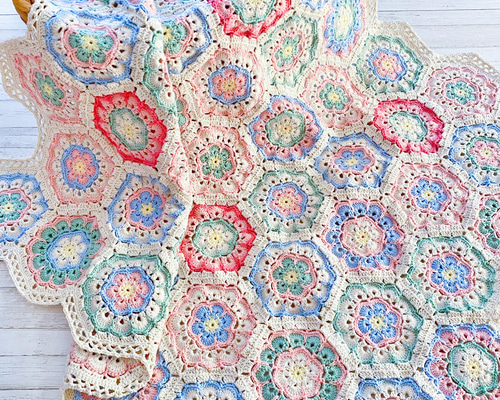 大きなアフリカンフラワーモチーフのブランケット ／かぎ針編み