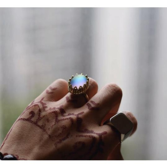 オーロラ 光の下で発色する ウエスタンアンティーク レインボーストーン オーバルリング 指輪 1枚目の画像