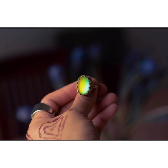 オーロラ 光の下で発色する ウエスタンアンティーク レインボーストーン オーバルリング 指輪 6枚目の画像