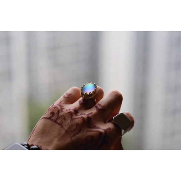 オーロラ 光の下で発色する ウエスタンアンティーク レインボーストーン オーバルリング 指輪 5枚目の画像