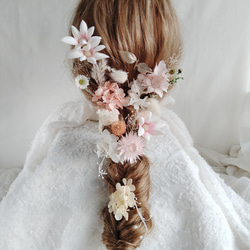 白い小さな小花とピンクのヘッドドレス　プリザーブドフラワー 　ドライフラワー　マーガレット　フランネルフラワー　 3枚目の画像