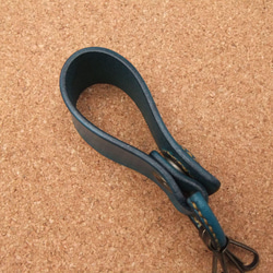 ヌメ革のキーホルダー　ベルトループ　バッグチャーム　青 3枚目の画像