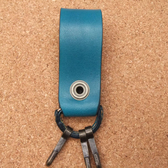 ヌメ革のキーホルダー　ベルトループ　バッグチャーム　青 4枚目の画像