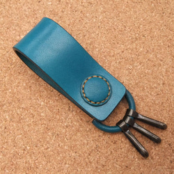 ヌメ革のキーホルダー　ベルトループ　バッグチャーム　青 2枚目の画像
