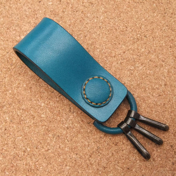 ヌメ革のキーホルダー　ベルトループ　バッグチャーム　青 2枚目の画像