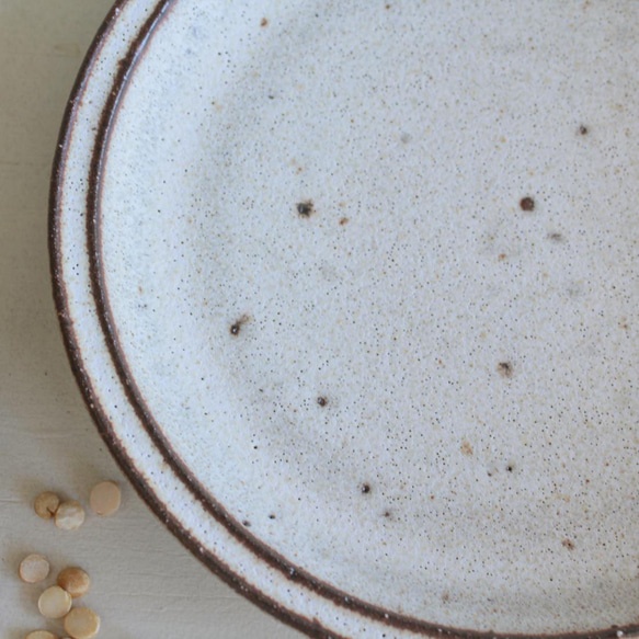 NEW!　鉄粉のある　細リムの丸いお皿 17cm 乳白　陶器 4枚目の画像