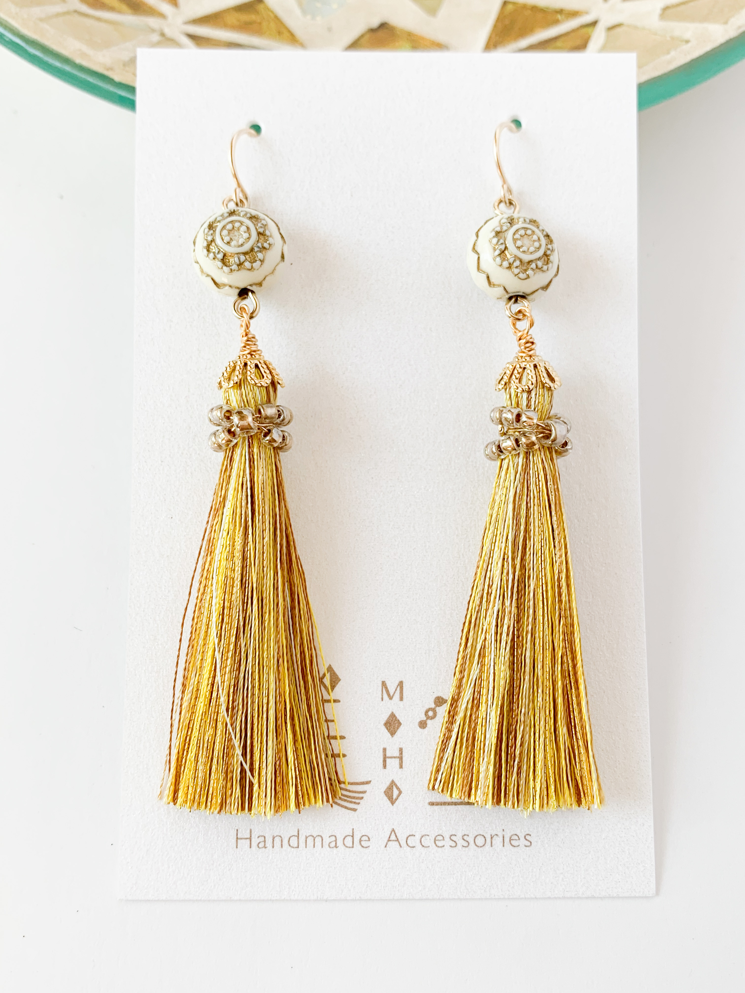 再販】黄色のエスニック調のタッセルピアス/イヤリング ピアス（フック