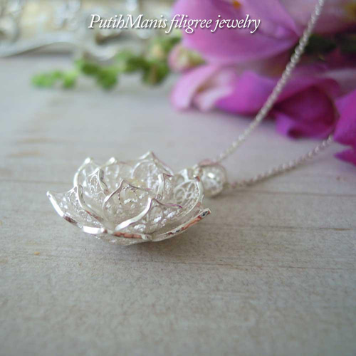 赤色 蓮の花モチーフ ペンダント 楽天市場】皐花1花 ネックレス フラワー レッド 両面赤